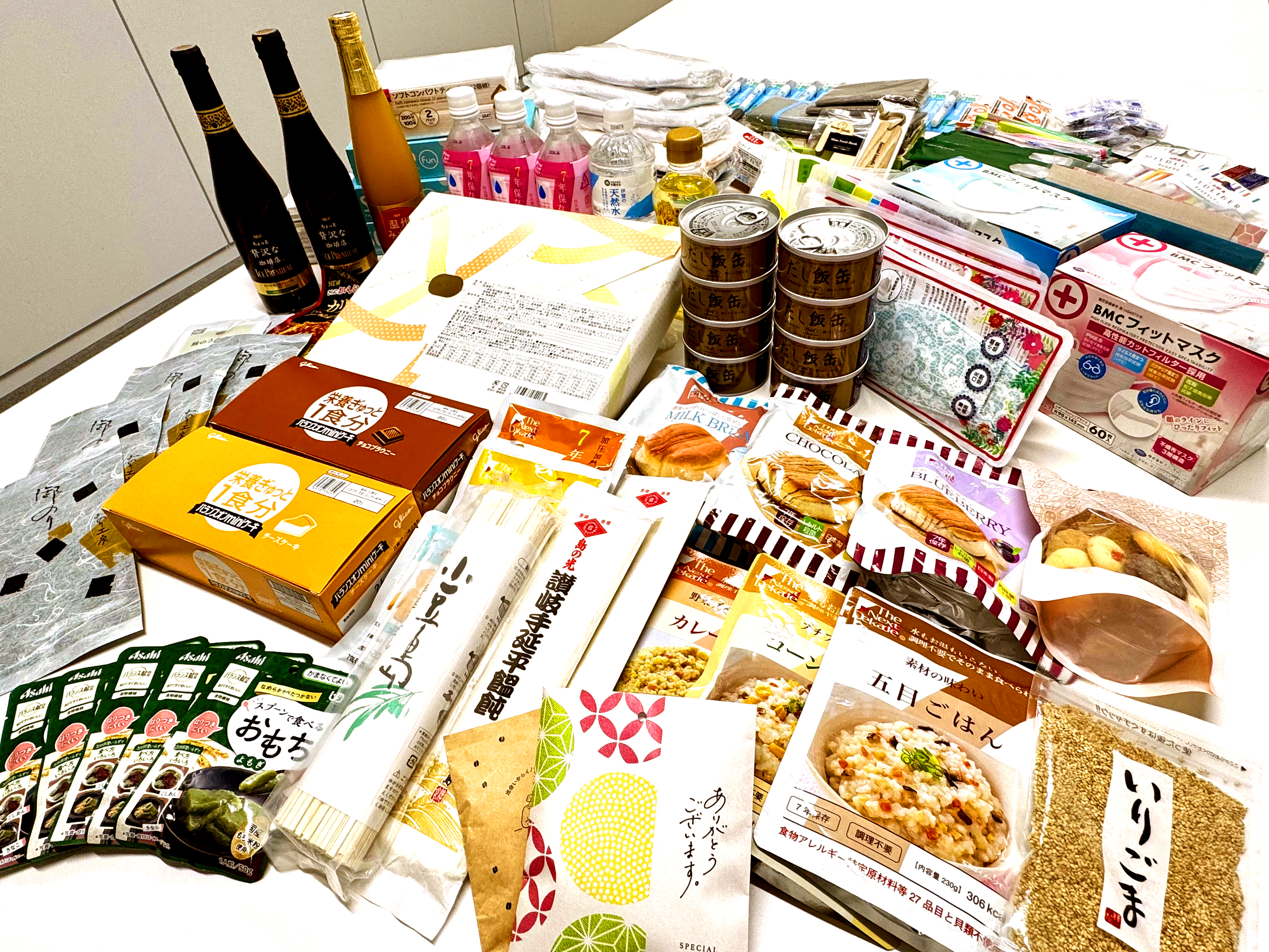当社グループの役職員が持ち寄った食品や生活用品の数々(2025年度)