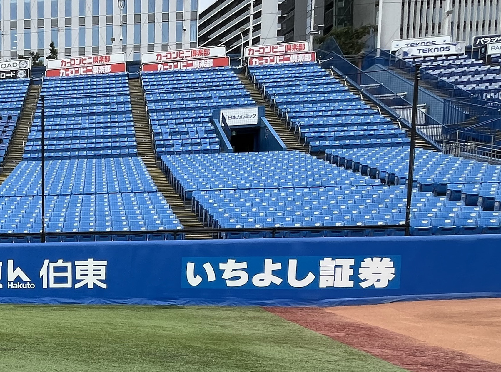 明治神宮球場に看板広告を設置しています