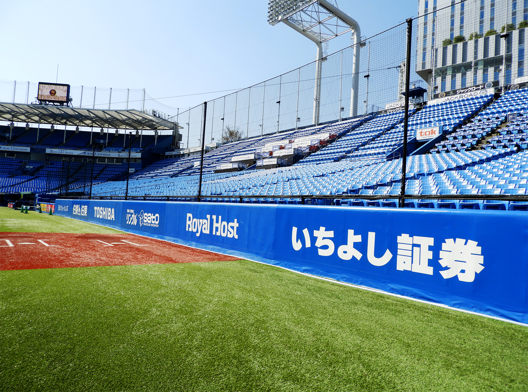 明治神宮野球場に看板広告を設置しています