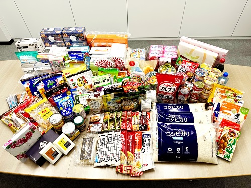 当社グループの役職員が持ち寄った食品や生活用品の数々